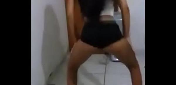  Novinha rebolando de shortinho